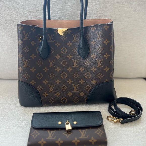 Louie Vuitton Kensington Monogram Bag & Wallet - Picture 13 of 16